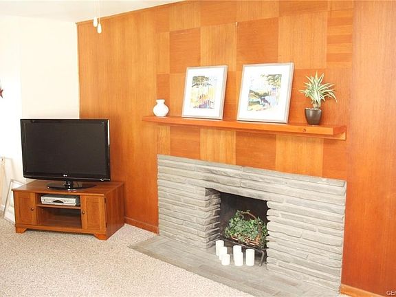 3rd image of 42 Woodline Dr