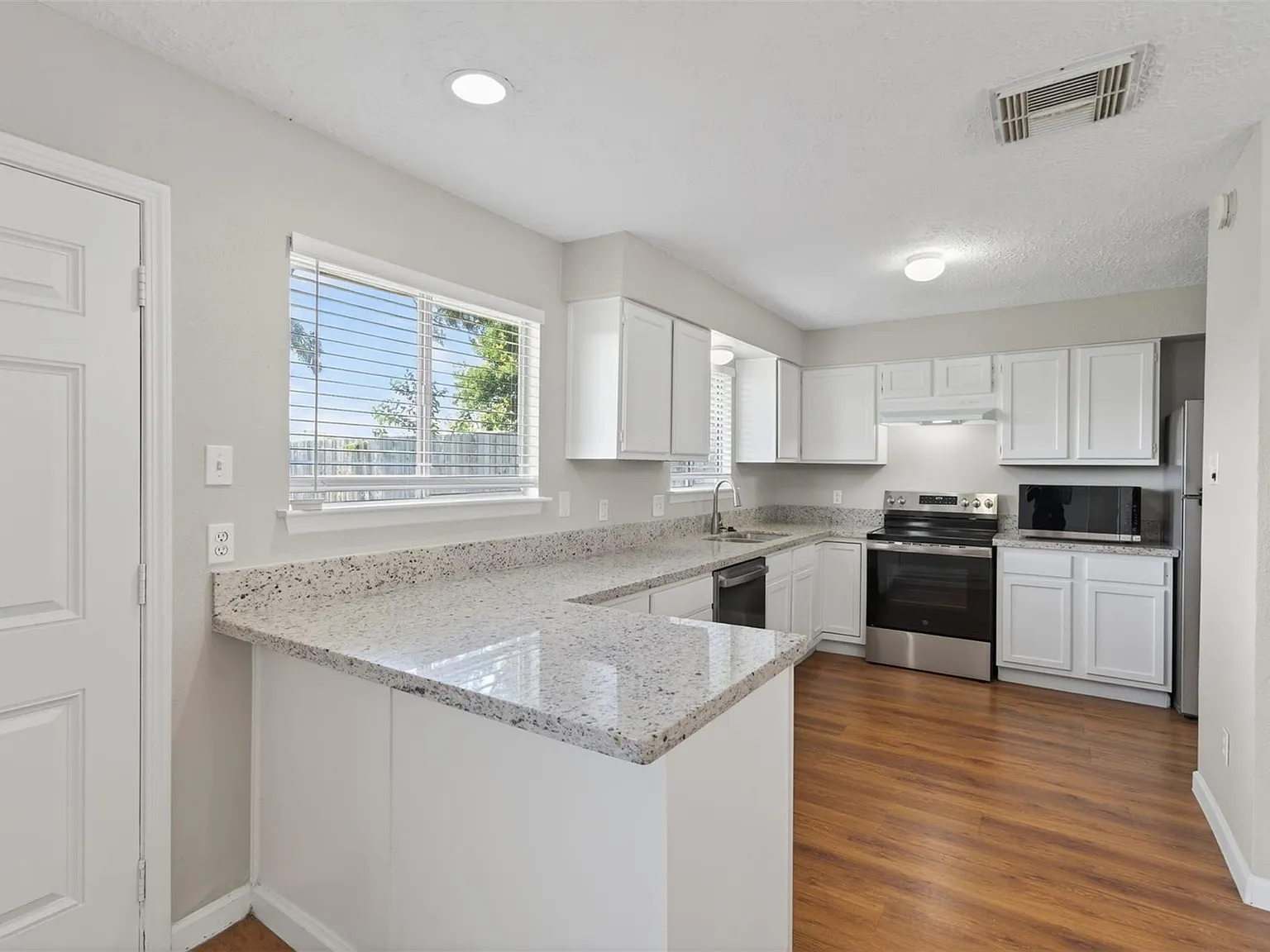 3 bed, 2.0 bath, 1454 sqft, $2,200 — Photo 4