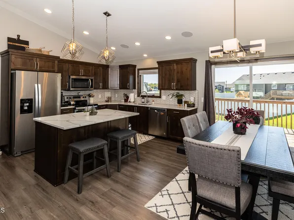 3712 Leighton Dr, Bismarck, ND 58504