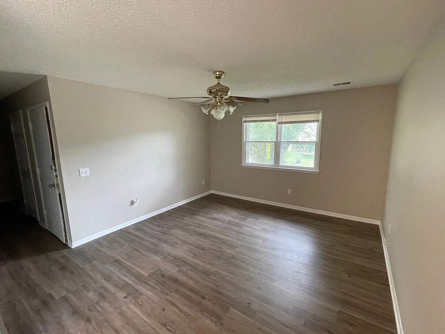 2 bedroom duplex for Rent - Move in Special! — Photo 4