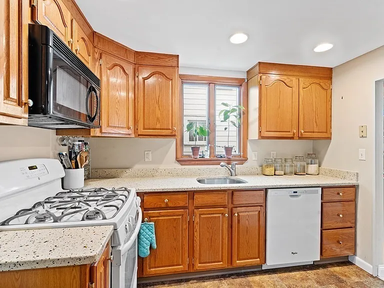 51 Fairlawn St #51 — Photo 6