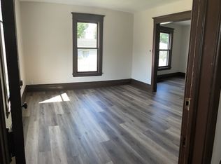229 McHenry Ave, Woodstock, IL 60098