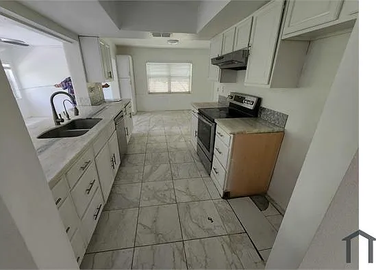 830 SW 50th Ave — Photo 5