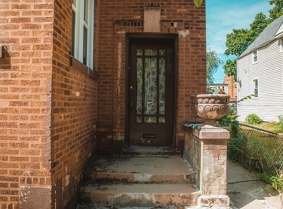 4th image of 918 N Leclaire Ave