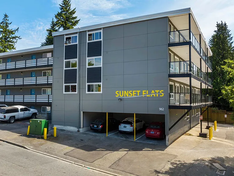 Sunset Flats — Photo 11