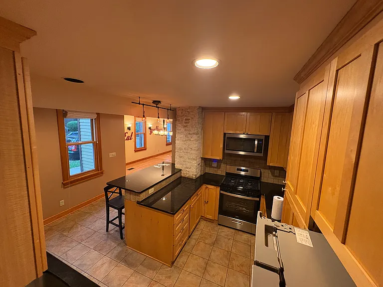 1761 N Franklin Pl — Photo 3