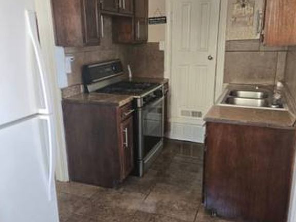 2nd image of 2827 Savannah Ave #A