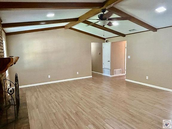 3rd image of 303 Pin Oak St