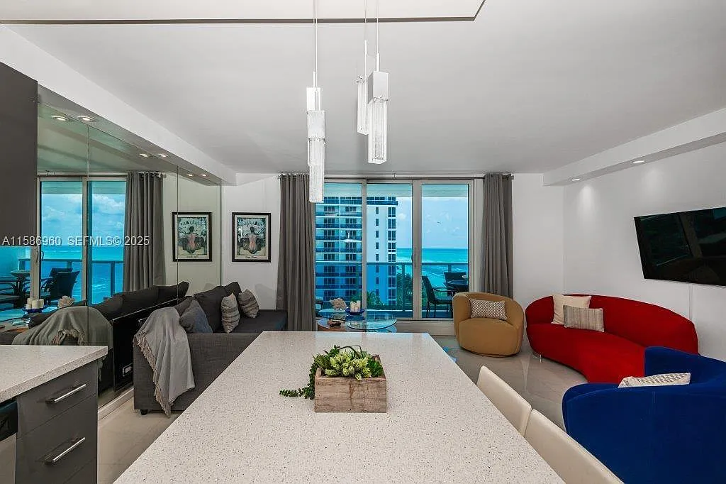 Roney Palace Condo — Photo 3
