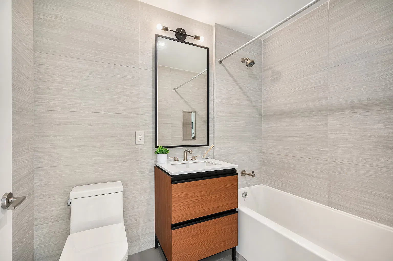 123 Linden Boulevard — Photo 4