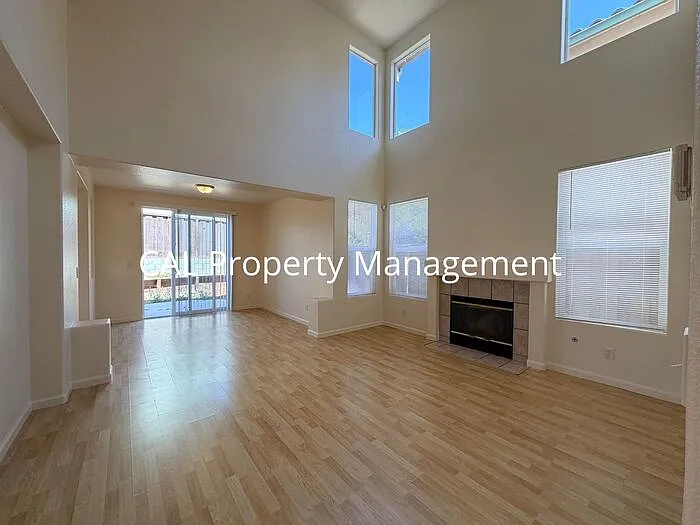 5 bed, 3.0 bath, 1949 sqft, $4,495 — Photo 4