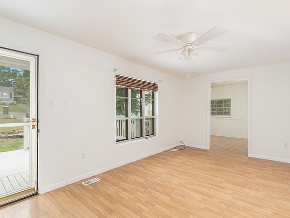 5th image of 2832 Carson Ave