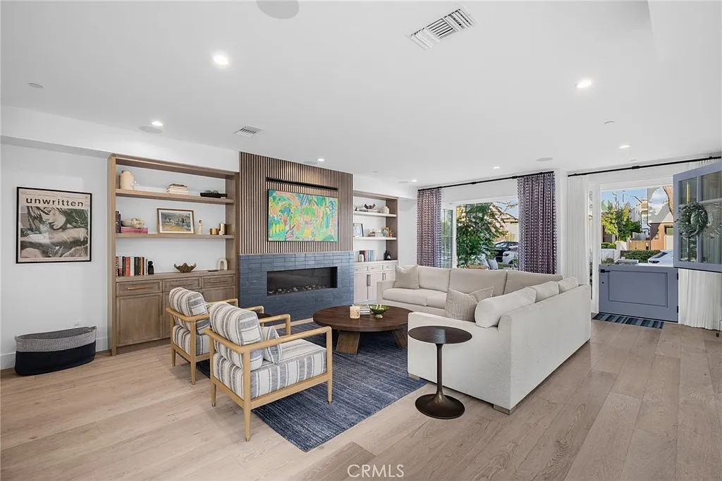 5 bed, 7.0 bath, 4322 sqft, $34,000 — Photo 3