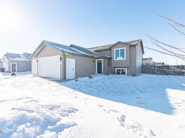 2812 Whitlow St, Lincoln, ND 58504