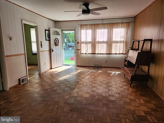 3rd image of 217 Robin Rd