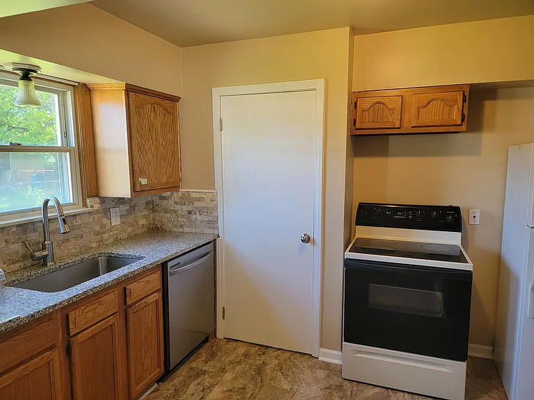 26053 Clancy St — Photo 5