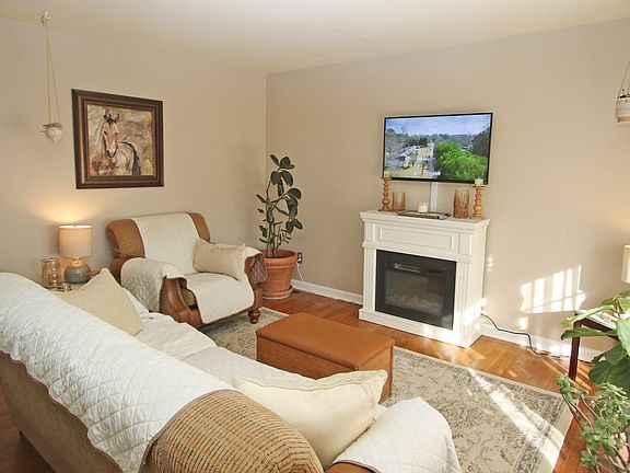 4th image of 406 College Park Dr