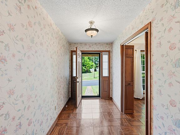 5th image of 122 Oak Hill Dr