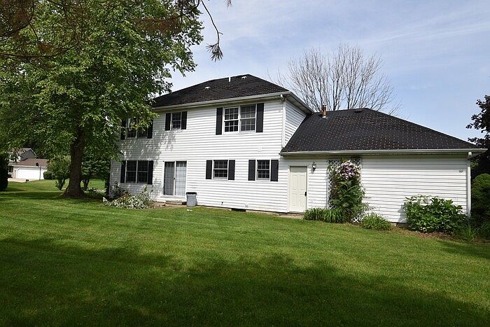 1st image of 59742 Wren Ln