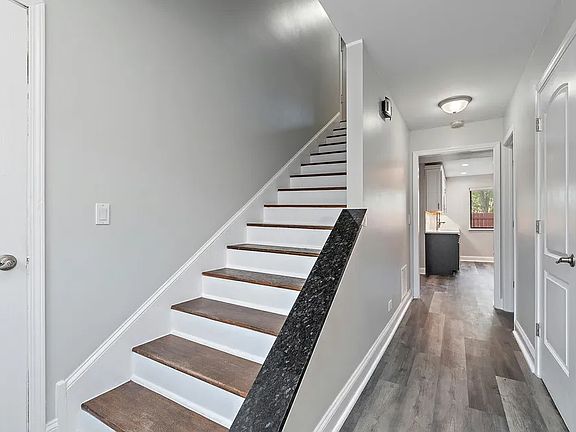 5th image of 1906 Heatherway Ln Unit 4