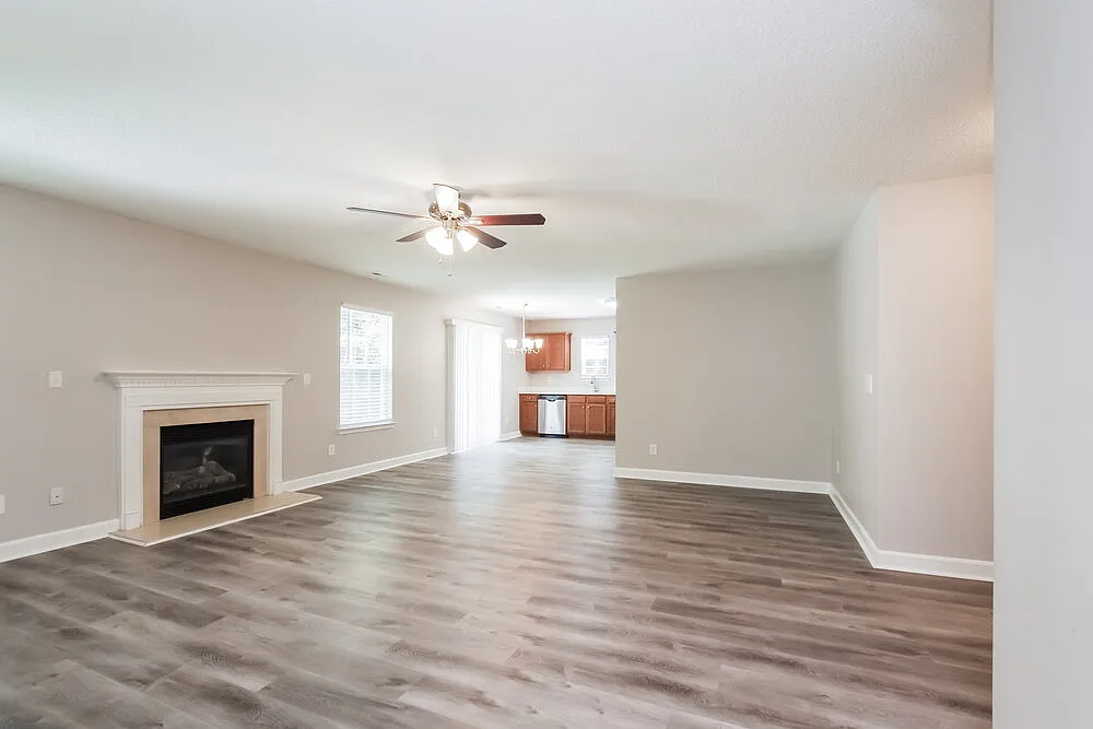 3 bed, 2.0 bath, 1370 sqft, $1,835 — Photo 3