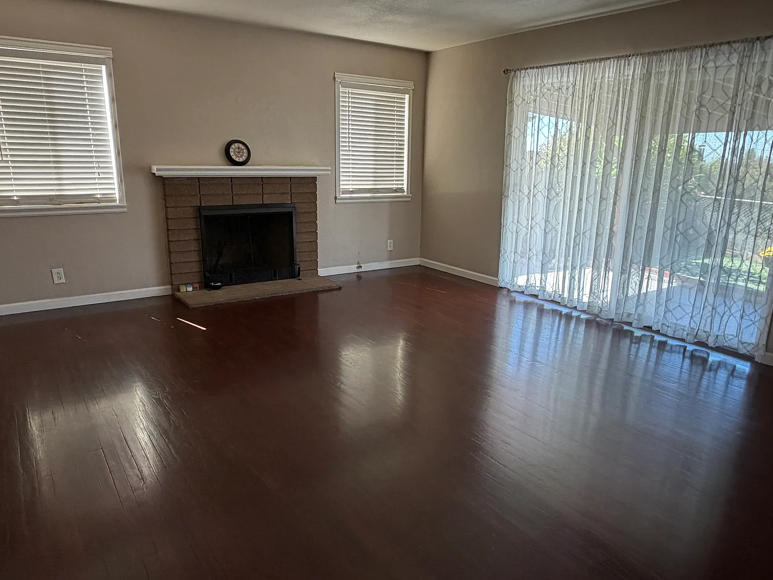3 bed, 1183 sqft, $3,300 — Photo 2