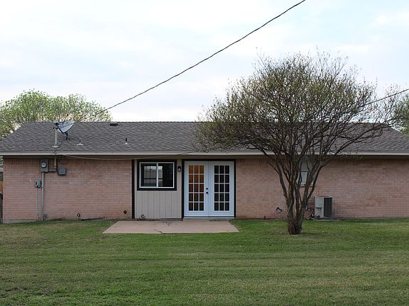3rd image of 911 Phillips Dr
