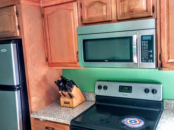 Kitchen appliances included