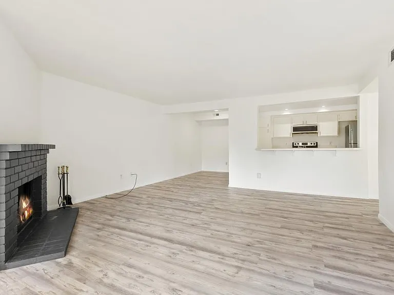 1040 E Washington Ave — Photo 13