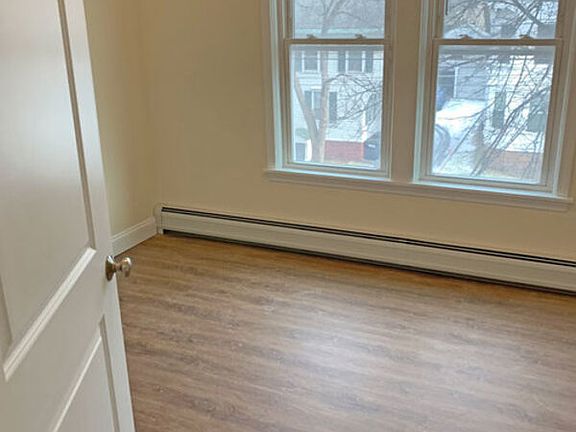 5th image of 323 Pearl St Unit 10