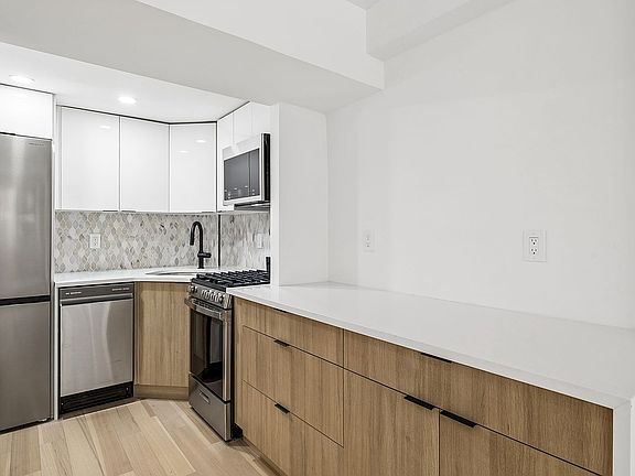 3rd image of 321 E 48th St APT 2D