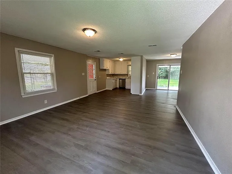 506 Seville Dr — Photo 4