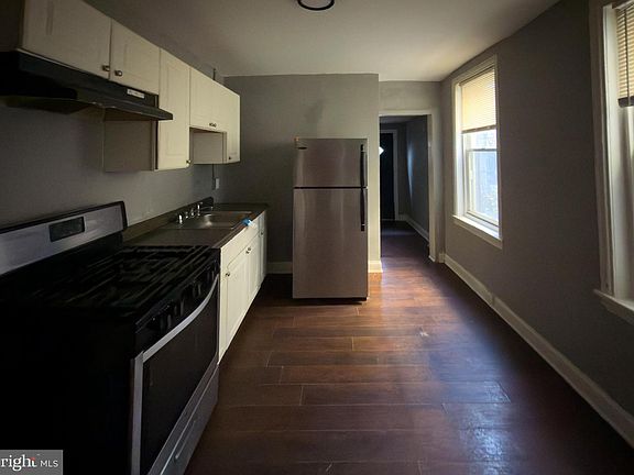 2nd image of 1638 W Victoria St