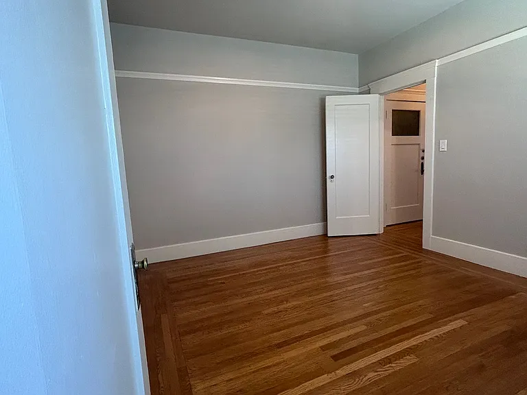 596-582-576-564- E 14th St #&-20 — Photo 9