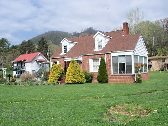 3rd image of 761 Skyland Dr