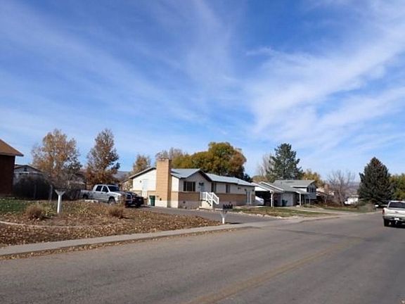 Exterior Neighborhood (street photo)