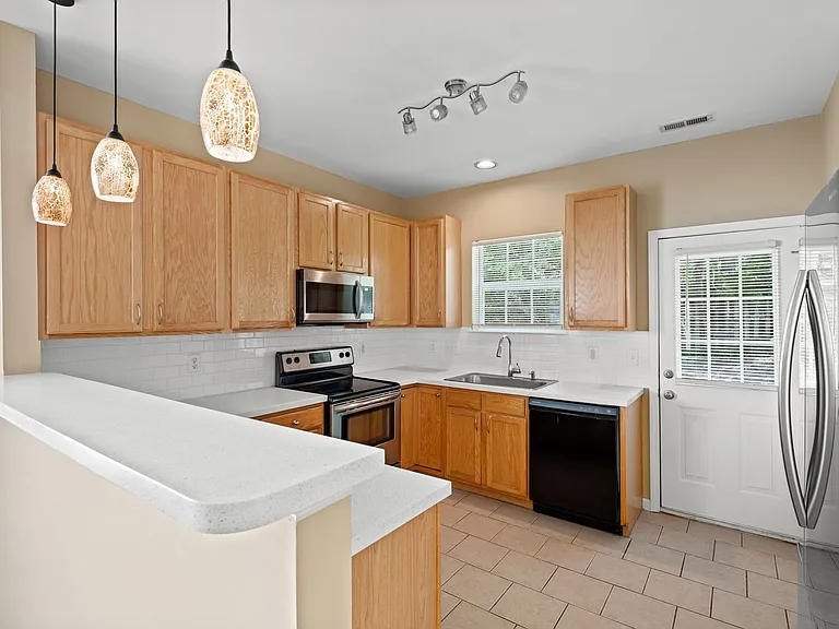 2225 Gablefield Ln — Photo 6