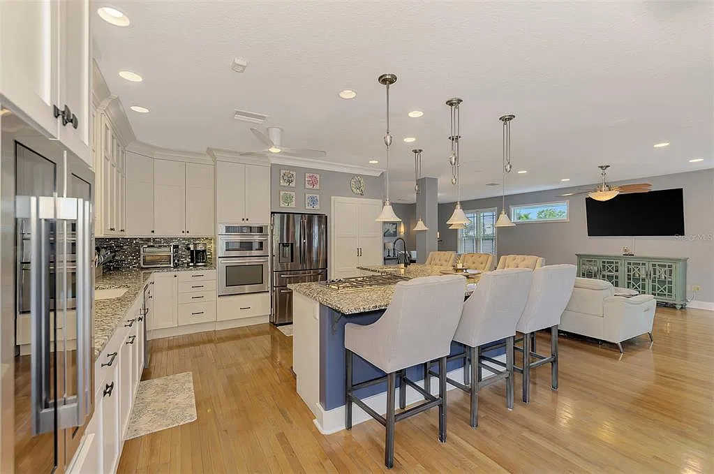 3 bed, 2.5 bath, 2727 sqft, $5,000 — Photo 3