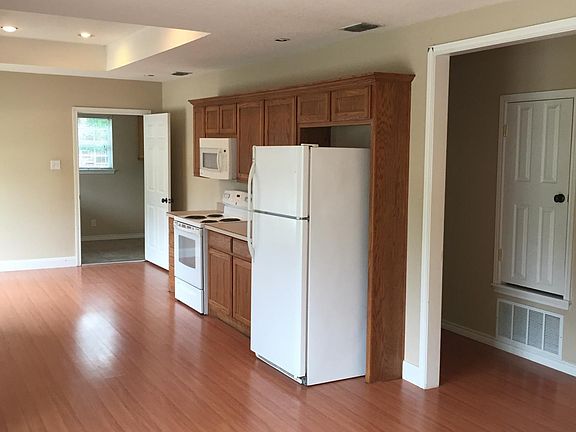 3rd image of 1077 W Green St
