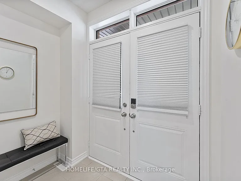 7 Holyrood Cres — Photo 5