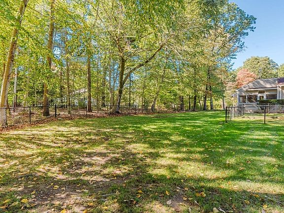 4th image of 243 Poquanticut Ave