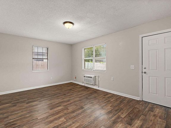 3rd image of 1820 Iris St