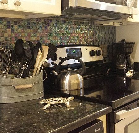Kitchen : New tile back splash, new stainless appliances, beautiful granite counters