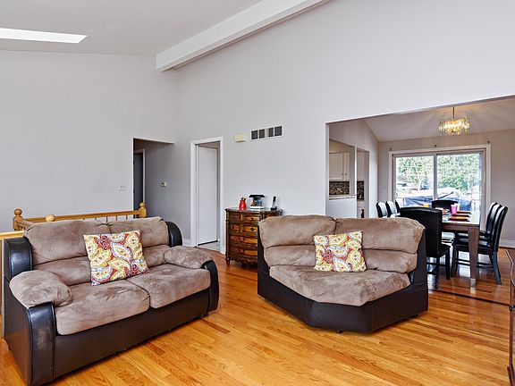 3rd image of 298 Anita St
