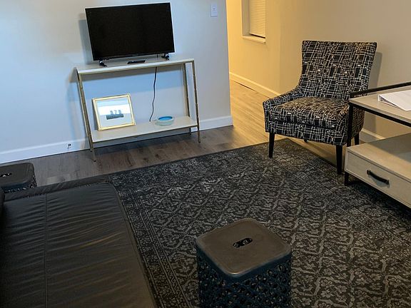 2nd image of 870 N Pearl St #870