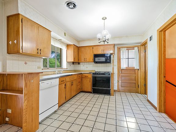 5th image of 5363 Oakton St