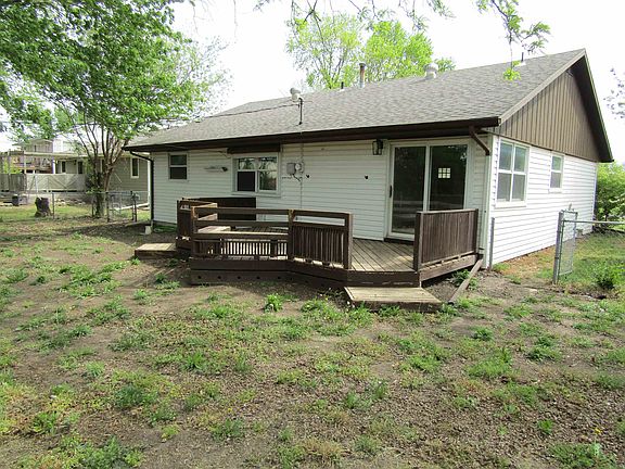 4th image of 2742 Linda Ln