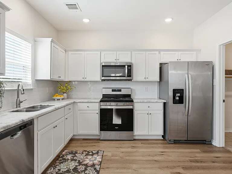 124 Lavaca Cir — Photo 14