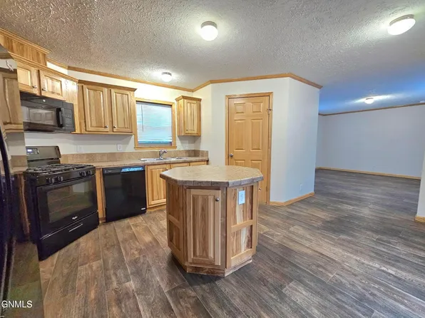 1916 Sioux St, Williston, ND 58801
