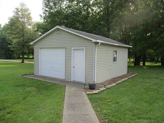 3rd image of 585 N Fairview Dr